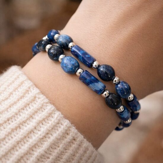 Dziļi zilo akmeņu rokassprādze sievišķīgam spēkam  "Pāva Karaliskums"